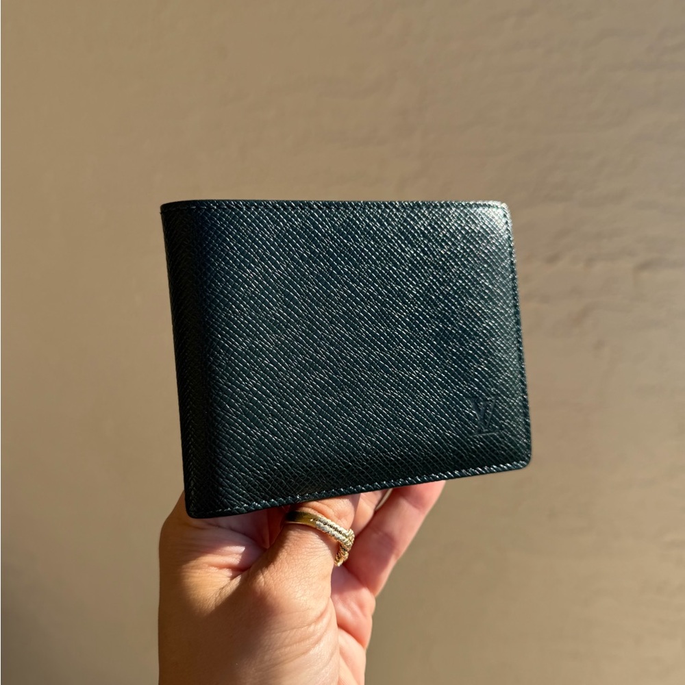 Elegant Louis Vuitton Epi Green Leather Wallet